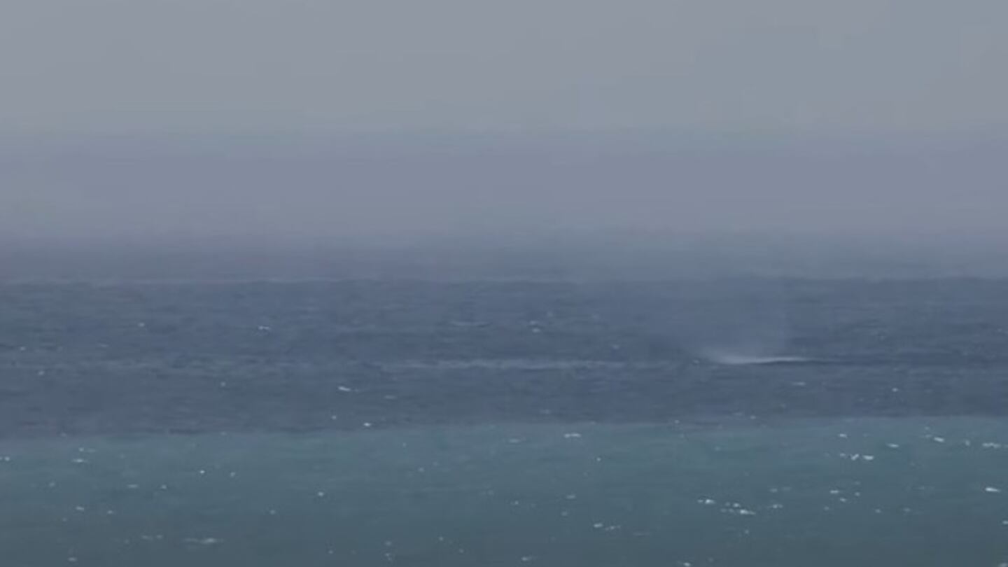 Una tromba de agua fue captada por un espontáneo en las aguas australianas