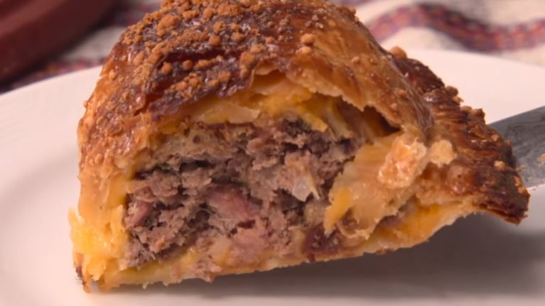 Una versión con un relleno que se amasa y combina carne picada con salchicha, mostaza y puré de tomate.
Foto: CucinareTV