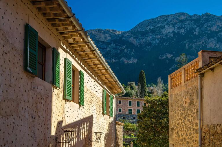 Una vista de las calles de Deià