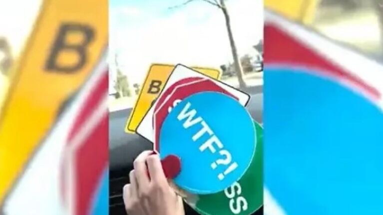 Unas divertidas señales de tráfico manuales ayudan a un joven conductor a controlar su ira en la carretera