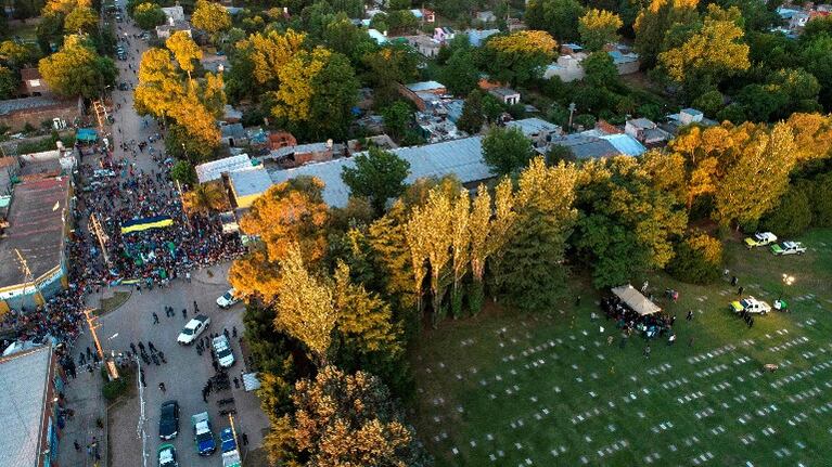 Unos 200 policías custodian el acceso al cementerio donde descansan los restos de Maradona. Foto: AFP.