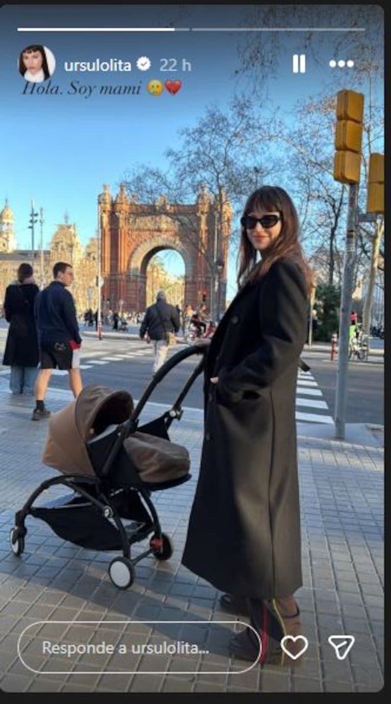 Úrsula Corberó con Dante Darín en el carrito. (Foto: @ursulolita)