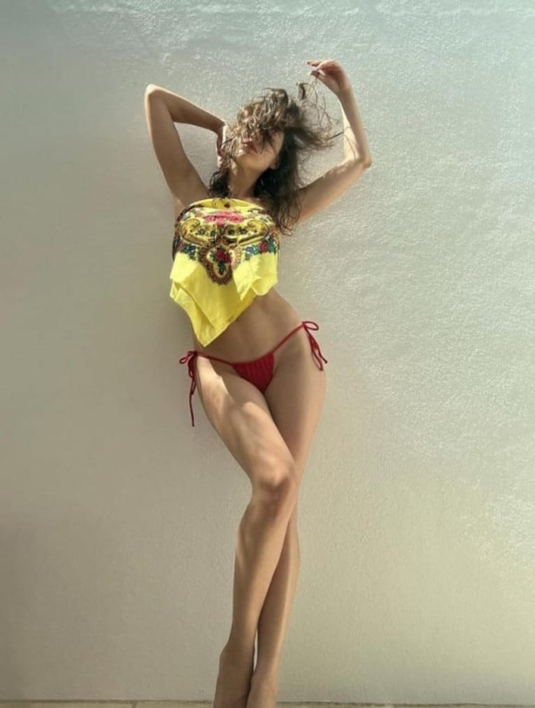 Úrsula Corberó enciende Instagram con su microbikini roja y el Chino Darín reacciona