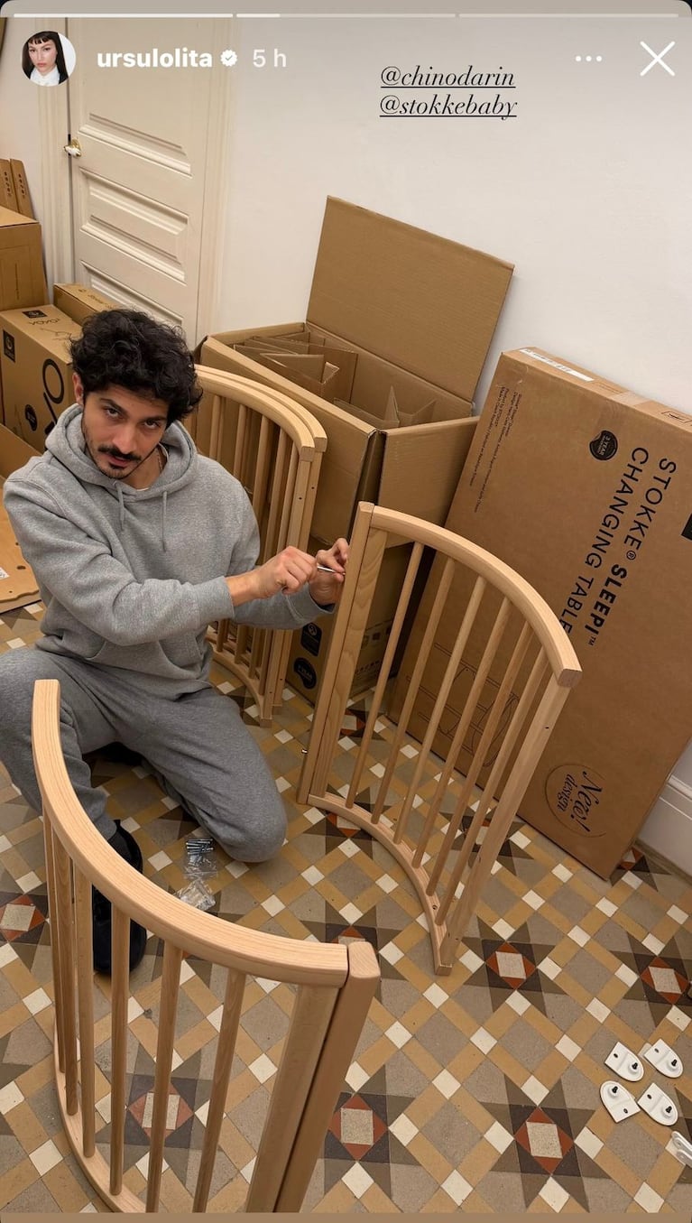Úrsula Corberó mostró cómo el Chino Darín arma la cuna de su bebé  (Foto: Instagram/@ursulolita).