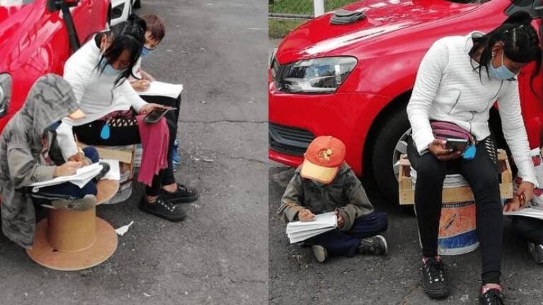 Usa Internet de la calle para las clases de sus hijos y conmueve