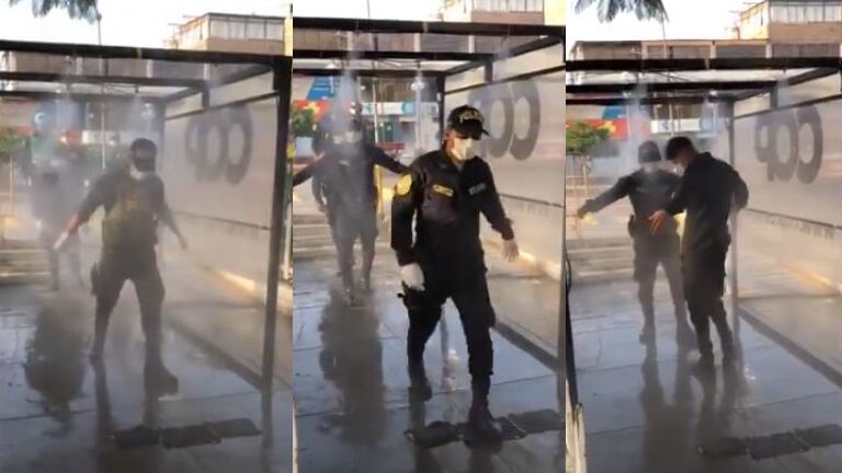 Usan una cabina de desinfección para evitar la propagación del coronavirus.