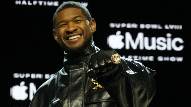 Usher fue uno de los invitados del Super Bowl, con el líder de Black Eyed Peas. (Foto: REUTERS)