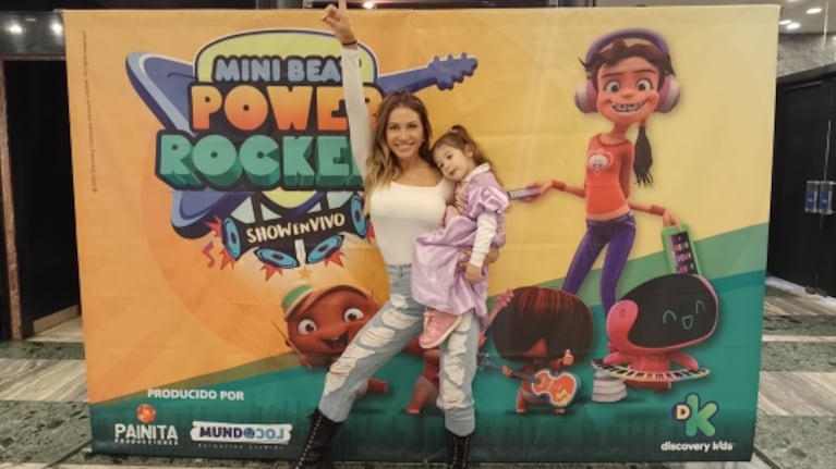 Vacaciones de invierno: Eugenia Tobal y Adabel Guerrero llevaron a sus hijas al teatro