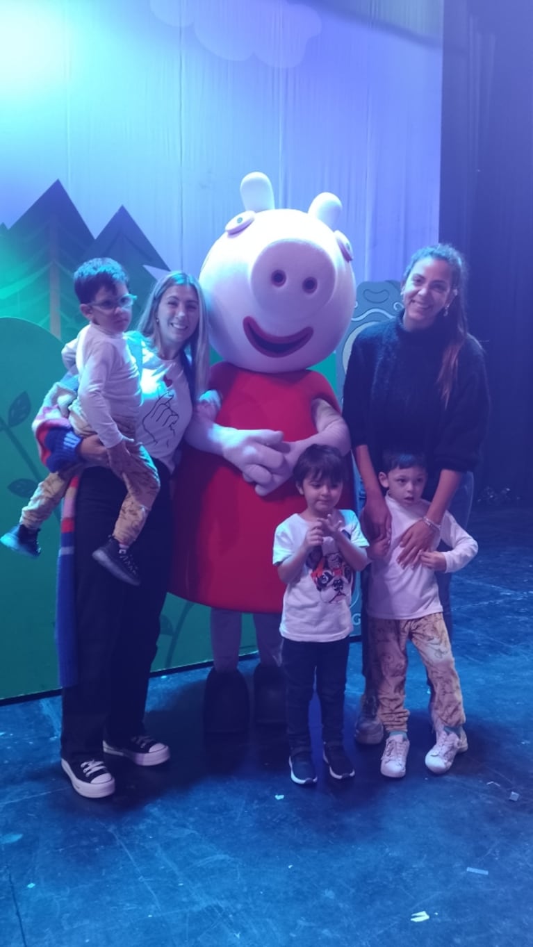 Vacaciones de invierno: Eugenia Tobal y Adabel Guerrero llevaron a sus hijas al teatro