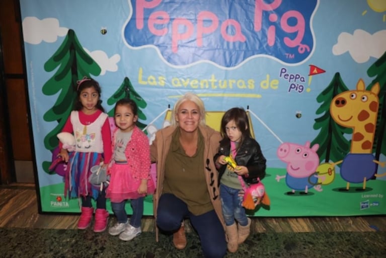 Vacaciones de invierno: Eugenia Tobal y Adabel Guerrero llevaron a sus hijas al teatro