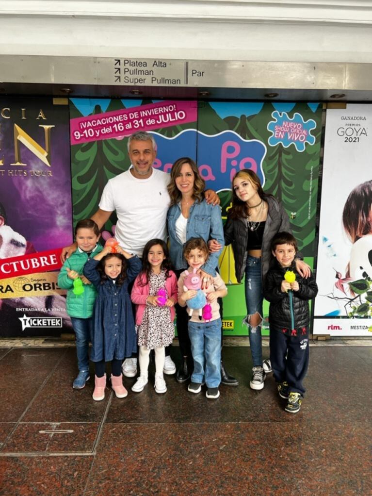 Vacaciones de invierno: Eugenia Tobal y Adabel Guerrero llevaron a sus hijas al teatro