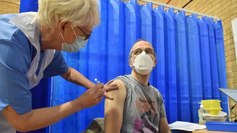 Vacuna del coronavirus: el Reino Unido investiga posibles reacciones alérgicas