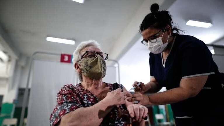 Vacunaron a más de 4.600 personas mayores de 80 años y residentes en geriátricos porteños