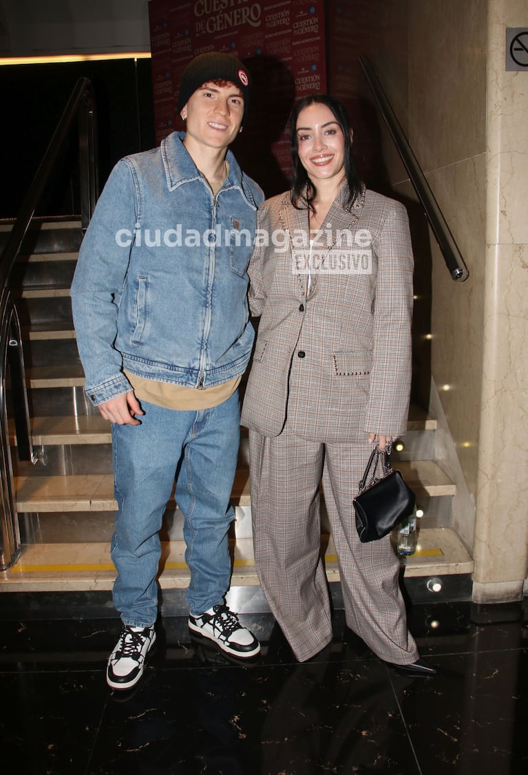Valentín 'el Colo' Barco y su esposa, Yazmín Jaureguy, fueron a ver la obra de teatro Misery (Foto: Movilpress).