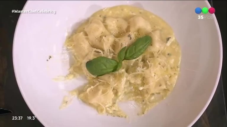 Valentina Cervantes debutó en MasterChef con unos ñoquis con salsa de queso azul que conquistaron al jurado | Créditos: Captura Telefe