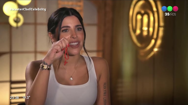 Valentina Cervantes mostró la pulserita de rosario que lleva consigo en cada programa de MasterChef para que le salgan bien sus platos, consejo de Enzo Fernández (Foto: captura de Telefé).