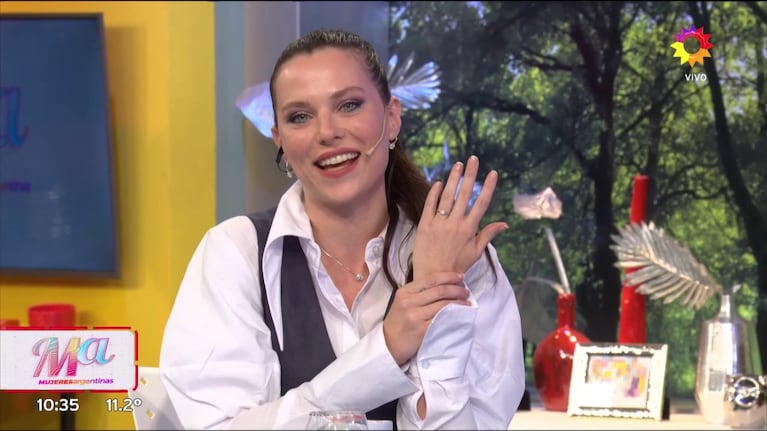 Valentina Salezzi mostró su anillo de compromiso en Mujeres Argentinas (Foto: captura de eltrece).
