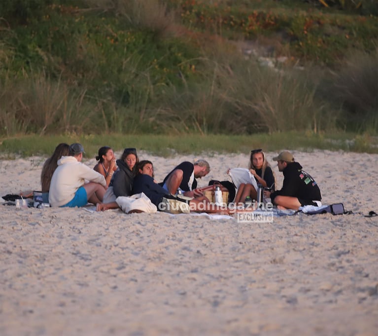 Valentina Zenere, con amigos en José Ignacio (RS Fotos)