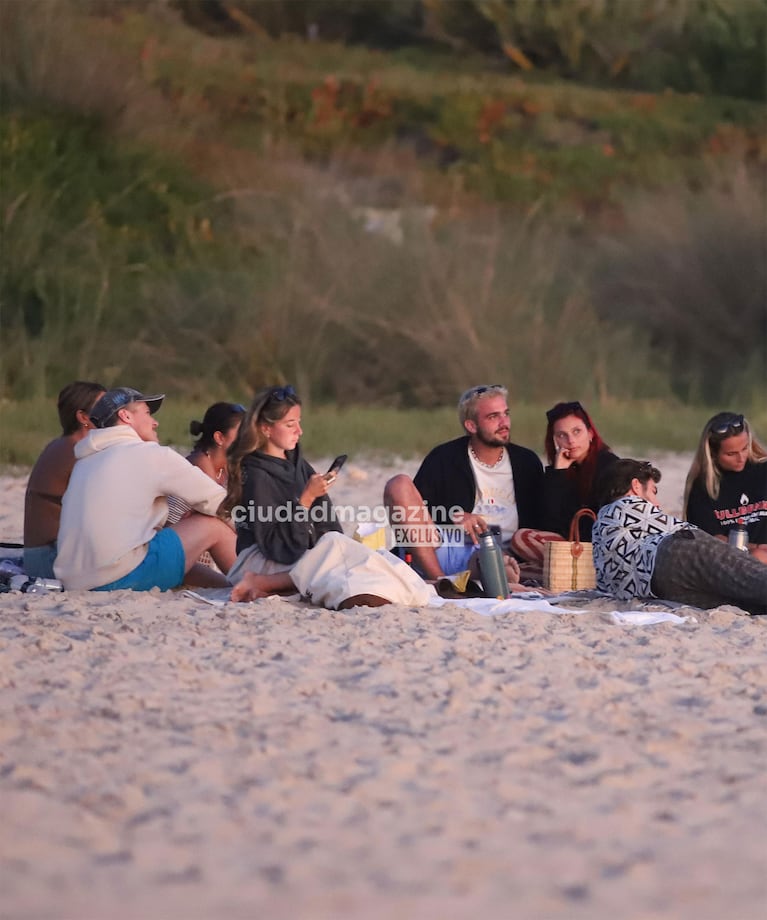 Valentina Zenere, con amigos en José Ignacio (RS Fotos)