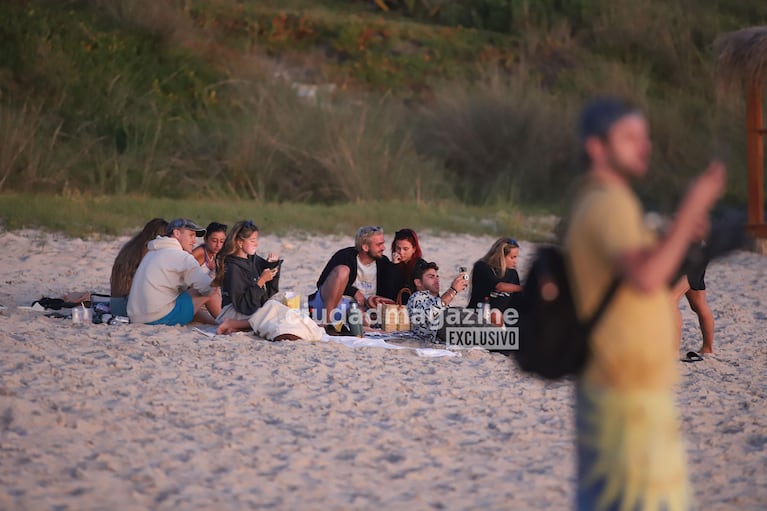 Valentina Zenere, con amigos en José Ignacio (RS Fotos)