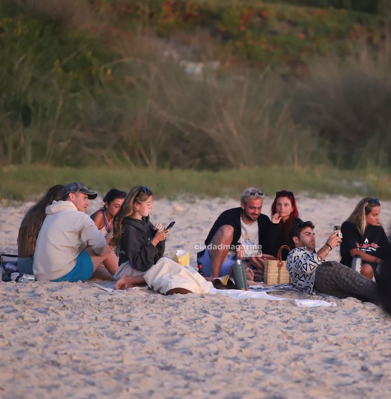 Valentina Zenere, con amigos en José Ignacio (RS Fotos)