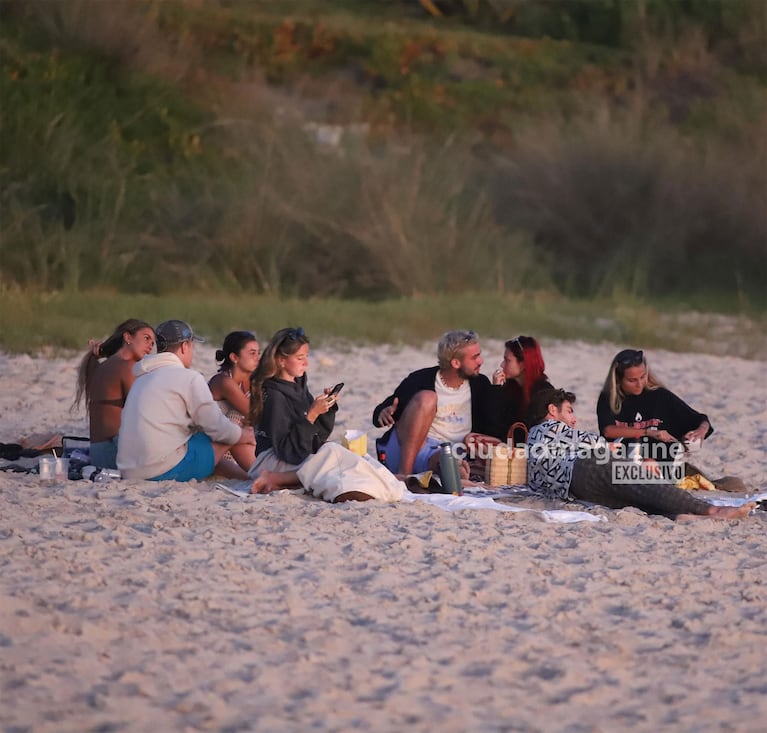 Valentina Zenere, con amigos en José Ignacio (RS Fotos)