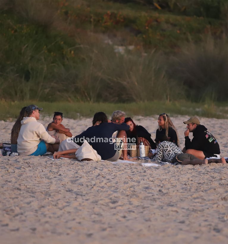 Valentina Zenere, con amigos en José Ignacio (RS Fotos)