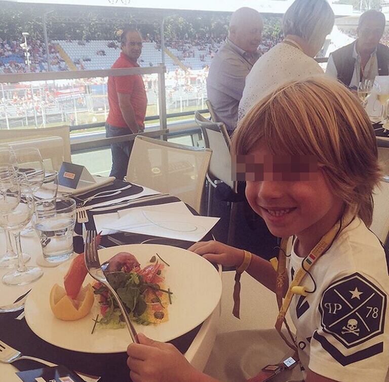 Valentino almorzando en la F1. (Fotos: Instagram)