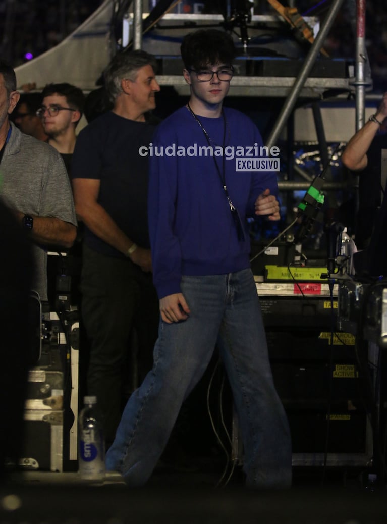 Valentino, el hijo de Ricky Martin en el show en Buenos Aires desde la consola de sonido (Foto: Movilpress).