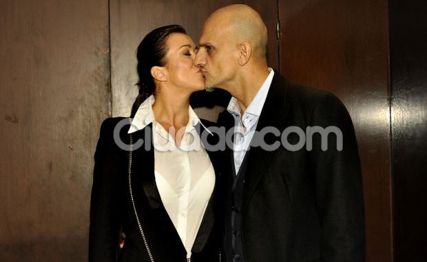 Valeria Archimó y Guillermo Marín, enamorados en el cumple de Cacho (Foto: Jennifer Rubio). 