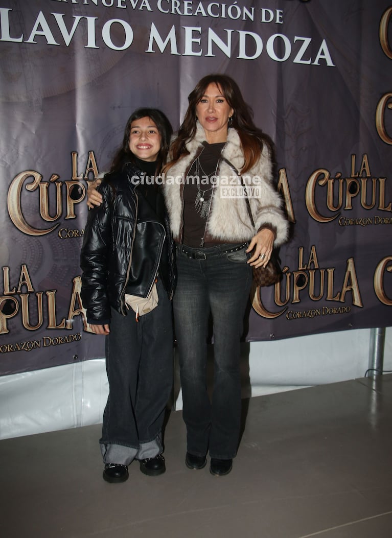 Valeria Archimó y su hija Ámbar en el estreno de Flavio Mendoza, La Cúpula (Foto: Movilpress).