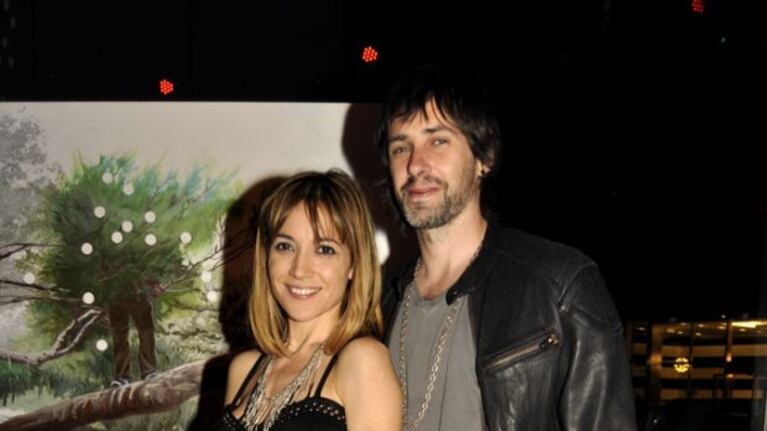 Valeria Gastaldi y su pareja, en la exposición de arte de Calendaria Tinelli. (Foto: Jennifer Rubio - Ciudad.com)