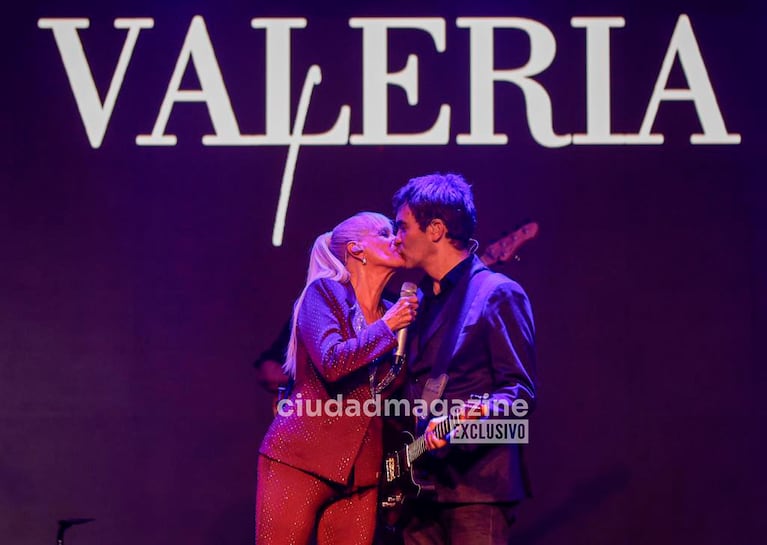 Valeria Lynch cumplió 72 años y festejó estampándole un beso a su novio Mariano Martínez