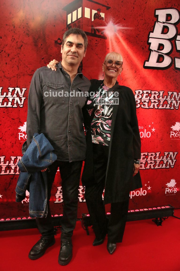 Valeria Lynch y Mariano Martínez en el estreno de Berlín Berlín (Foto: Movilpress).