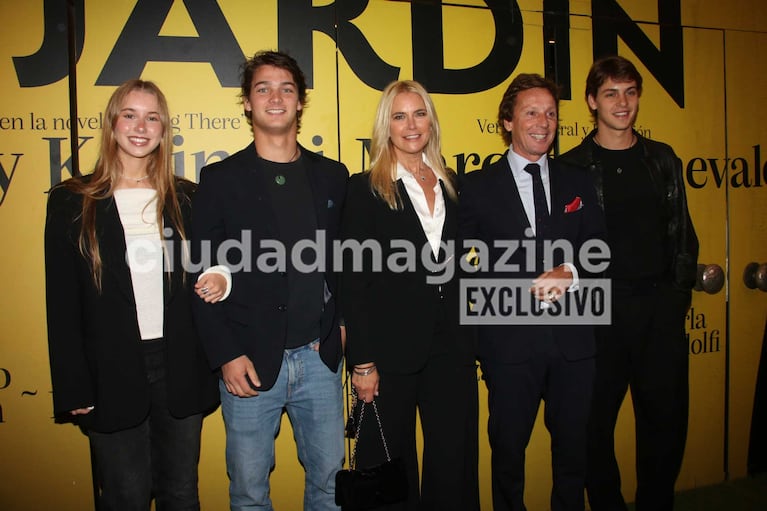 Valeria Mazza, Alejandro Gravier y sus hijos  (Foto: Movilpress)