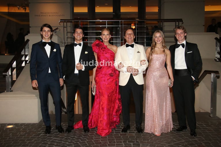 Valeria Mazza con sus hijos y su marido (Foto: Movilpress)