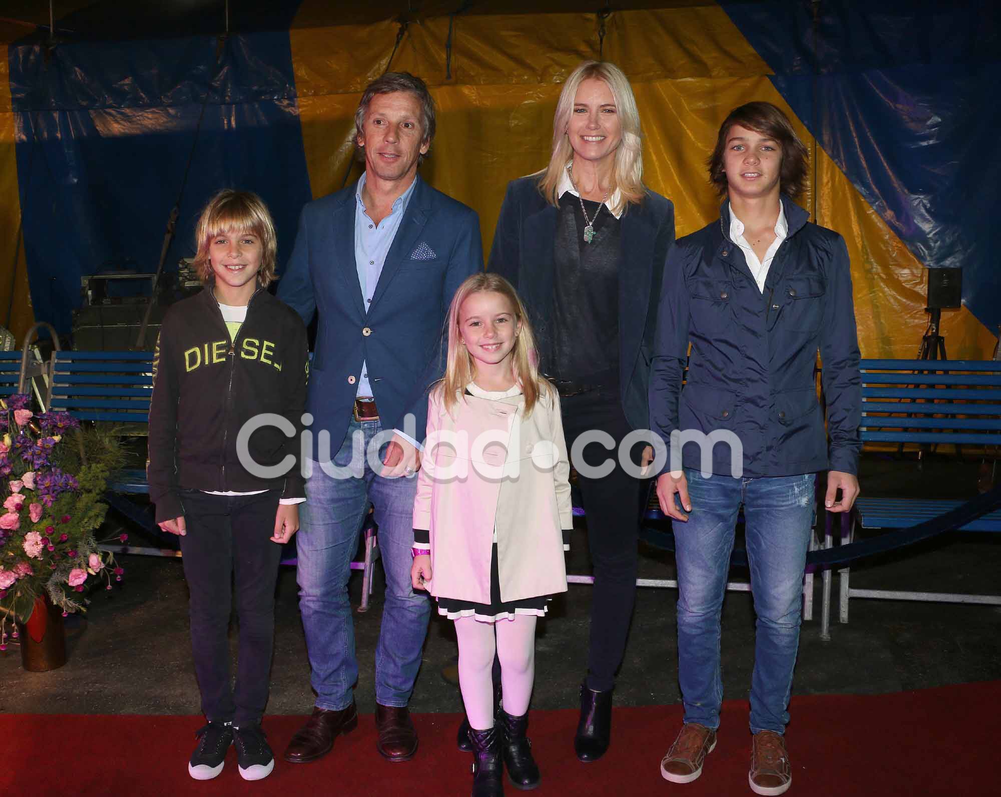 Valeria Mazza y Alejandro Gravier junto a sus hijos (Fotos: Movilpress).  