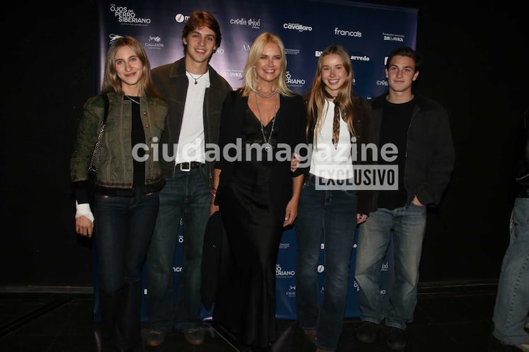 Valeria Mazza y su familia (Foto: Movilpress)