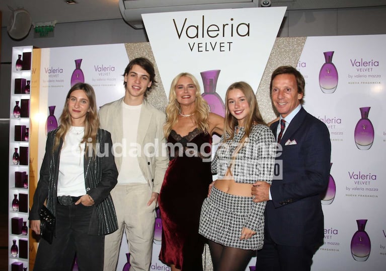 Valeria Mazza y su familia (Foto: Movilpress)