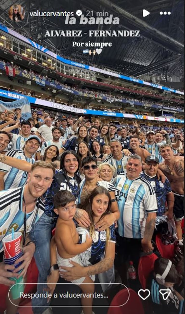 Valu Cervantes con la familia de Enzo Fernández y Julián Álvarez tras el pase a la final. Foto: Instagram (@valucervantes)