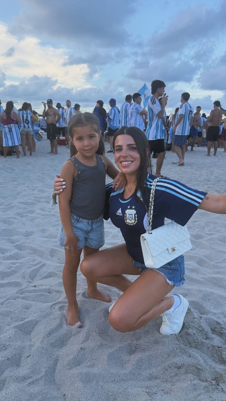 Valu Cervantes sorprendió con una cartera de lujo en el banderazo de la Selección Argentina. Crédito: Instagram