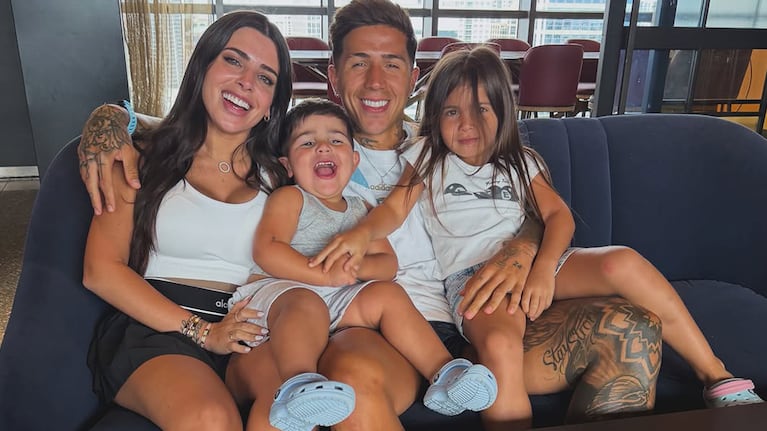 Valu Cervantes y Enzo Fernández con sus hijos. Foto: Instagram @valucervantes