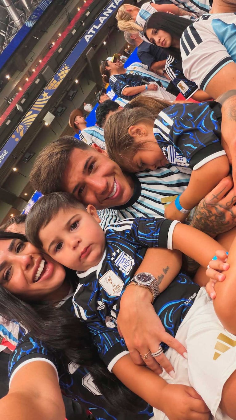 Valu Cervantes y Enzo Fernández con sus hijos (Foto: Instagram @valucervantes)