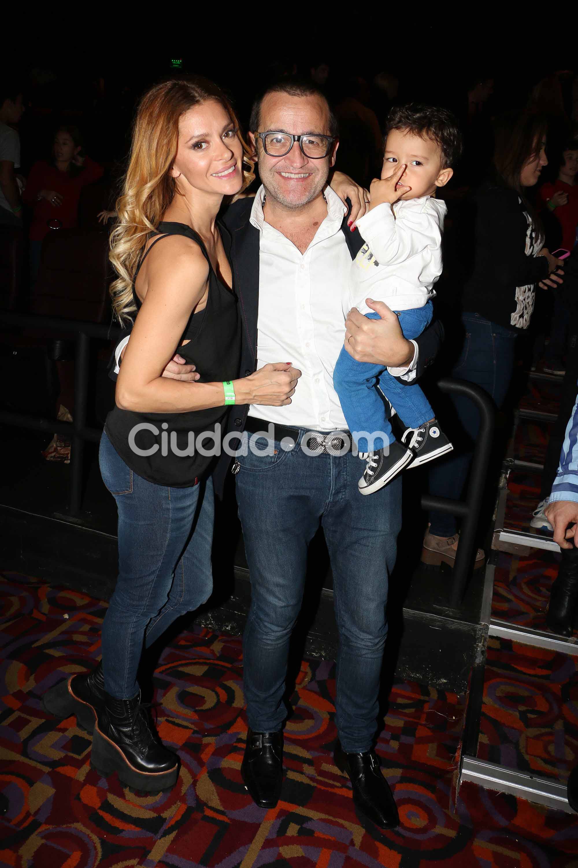 Vanina Escudero, Benicio y Alvaro Navia, en la avant premiere de Locos sueltos en el zoo (Foto: Movilpress)