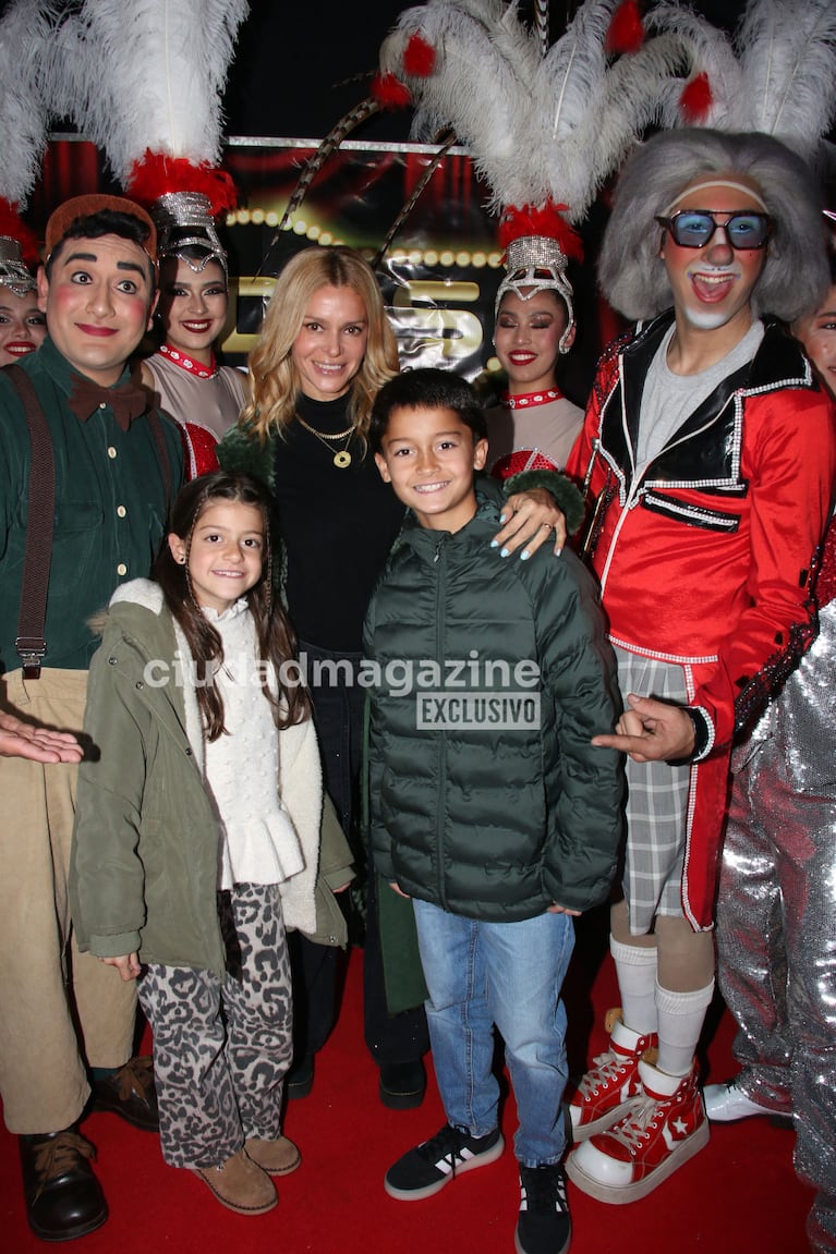 Vanina Escudero con sus hijos en el estreno del Circo Rodas (Fotos: Movilpress).