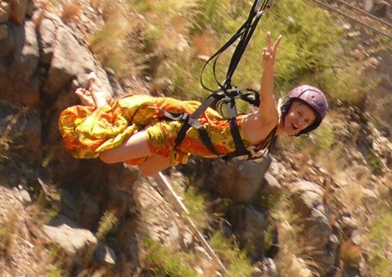 Vanina Escudero cruzó un lago en tirolesa ¡y en vestido!: "¡A volar! Llamale glam o que no tenía el outfit adecuado"
