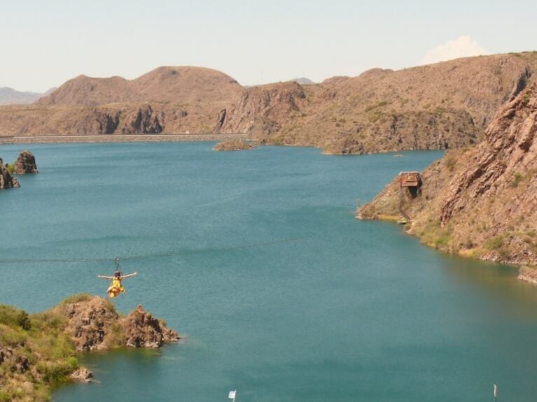 Vanina Escudero cruzó un lago en tirolesa ¡y en vestido!: "¡A volar! Llamale glam o que no tenía el outfit adecuado"
