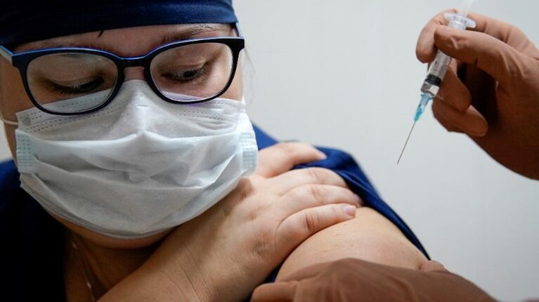 Varias vacunas del coronavirus deberían aprobarse en 2021, afirma científico británico. Foto: Reuter.