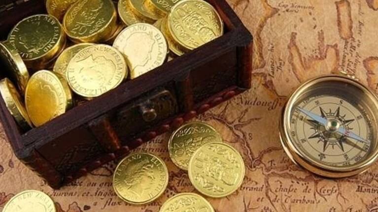 Vendía su casa para pagar unas deudas y un sobrino lo salvó al descubrir un tesoro