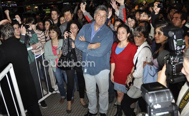 Ventura, detrás del vallado, espera "su momento" frente a Valenzuela. (Foto: Jennifer Rubio)